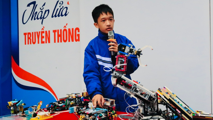 Ý tưởng sáng tạo và niềm đam mê khoa học của Gia Bảo được thầy cô ghi nhận, đánh giá cao. Ý tưởng sáng tạo và niềm đam mê khoa học của Gia Bảo được thầy cô ghi nhận, đánh giá cao.