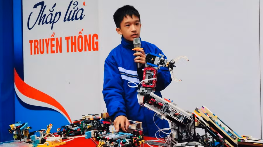 Ý tưởng sáng tạo và niềm đam mê khoa học của Gia Bảo được thầy cô ghi nhận, đánh giá cao.