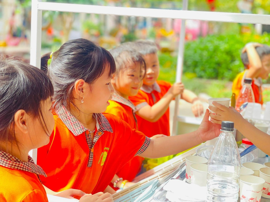 Trẻ cùng nhau tìm hiểu về điều kì diệu của nước. Trẻ cùng nhau tìm hiểu về điều kì diệu của nước.