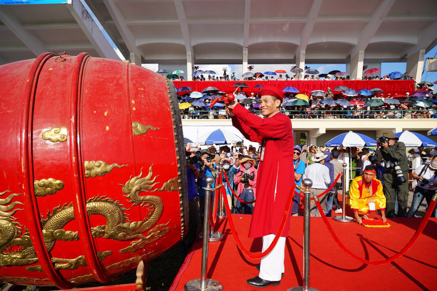 Ông Phạm Hoàng Tuấn- Phó Chủ tịch UBND quận Đồ Sơn đánh trống khai hội.