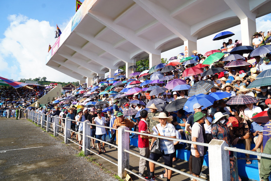 Lễ hội với sự tham gia của hàng nghìn du khách thập phương.