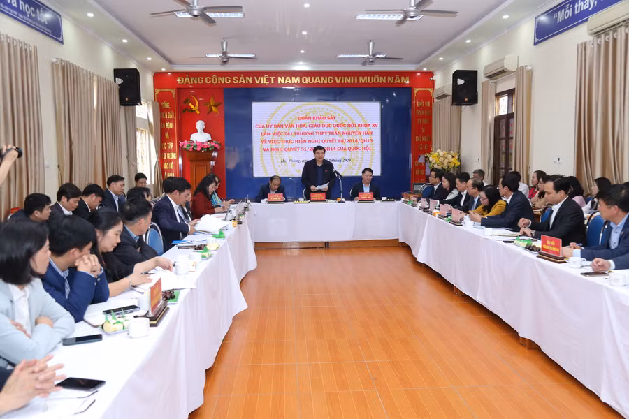 Đoàn công tác lắng nghe ý kiến của Trường THPT Trần Nguyên Hãn; ngành Giáo dục Hải Phòng về những thuận lợi khó khăn khi thực hiện Nghị quyết số 88/2014/QH13 và Nghị quyết số 51/2017/QH14 của Quốc hội về đổi mới chương trình, sách giáo khoa giáo dục phổ thông.