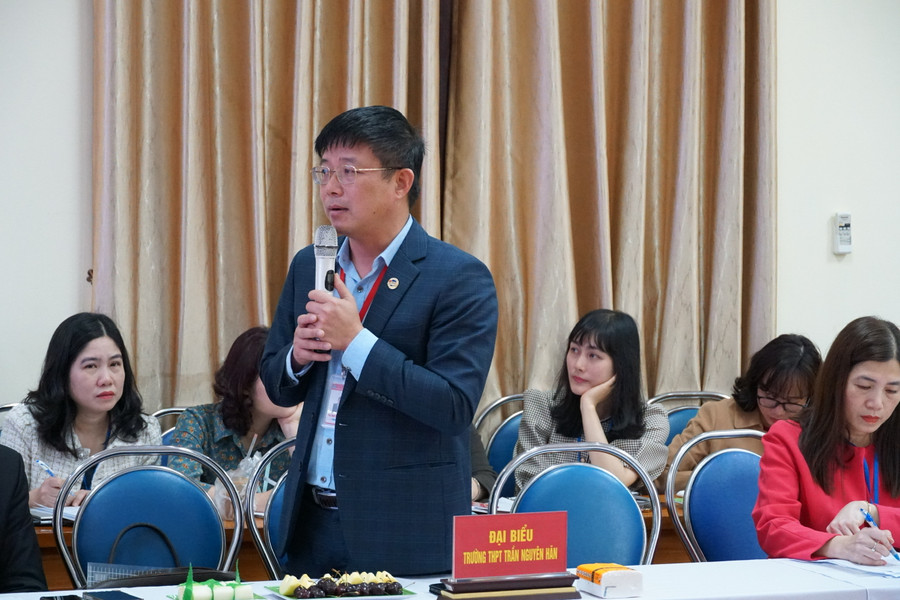 Thầy Nguyễn Minh Quý, Hiệu trưởng Trường THPT Trần Nguyên Hãn báo cáo đoàn công tác về quá trình chuẩn bị, thực hiện chương trình mới.