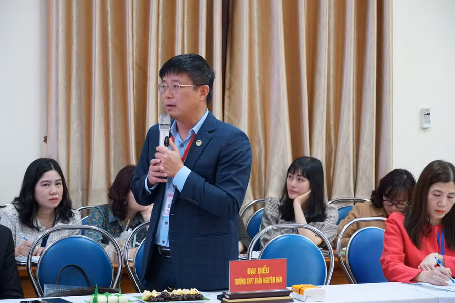 Thầy Nguyễn Minh Quý, Hiệu trưởng Trường THPT Trần Nguyên Hãn báo cáo đoàn công tác về quá trình chuẩn bị, thực hiện chương trình mới.