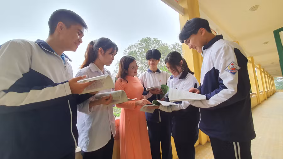 Cô trò cùng trao đổi bài trong giờ ra chơi.