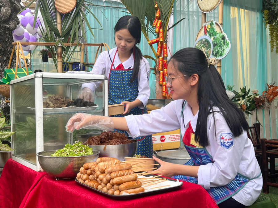 Gian trại ẩm thực của lớp 9, Trường THCS Đà Nẵng.