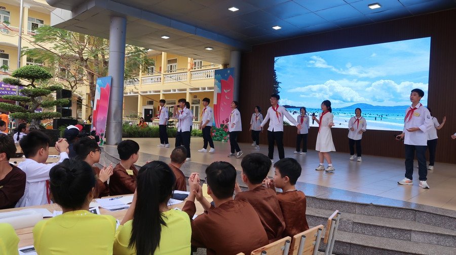 Từng nhóm học sinh báo cáo dự án của mình.