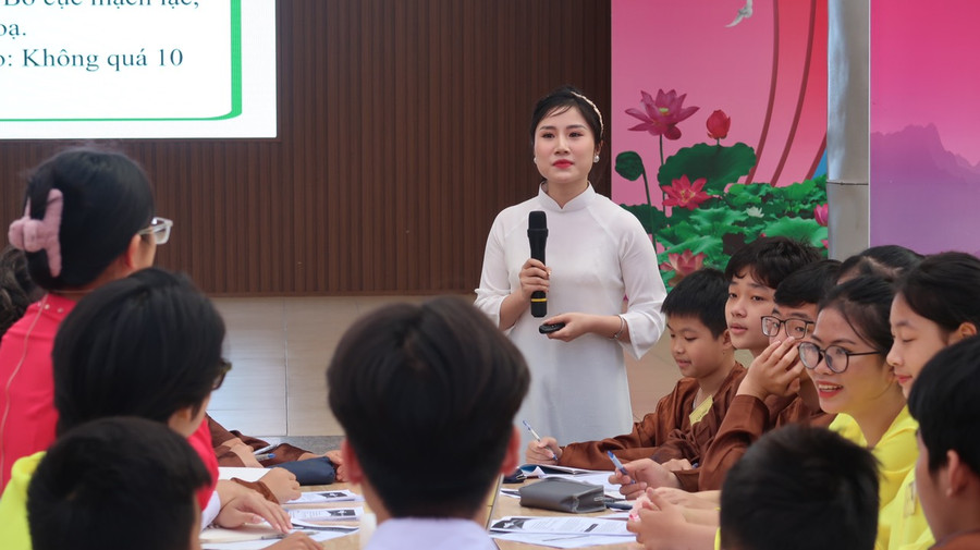 Cô giáo Phạm Thị Thu Trang và học trò lớp 7 thực hiện chủ đề Đặc sản ẩm thực Hải Phòng.