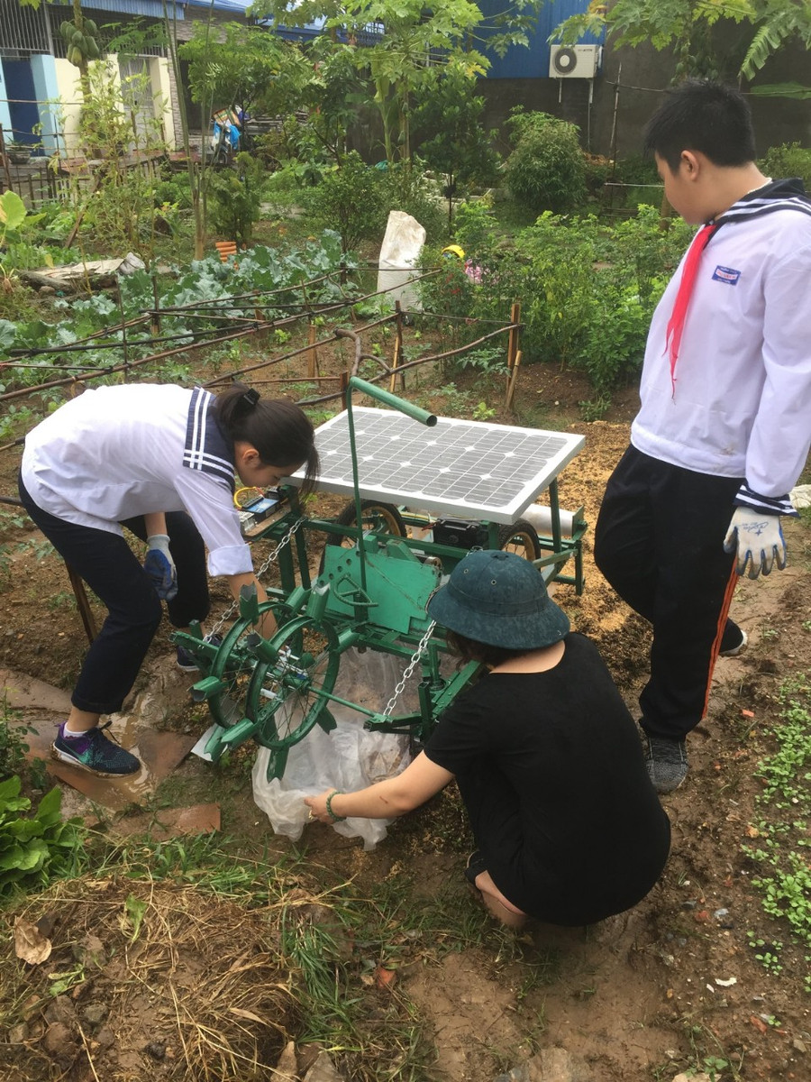 Hùng Khánh thiết kế, thuyết minh sản phẩm Máy phủ bạt, đục lỗ, gieo hạt khi là học sinh lớp 8. Hùng Khánh thiết kế, thuyết minh sản phẩm Máy phủ bạt, đục lỗ, gieo hạt khi là học sinh lớp 8.