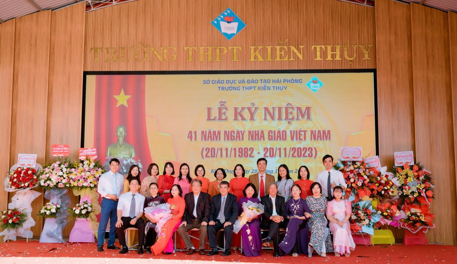 Các thế hệ nhà giáo Trường THPT Kiến Thuỵ. Các thế hệ nhà giáo Trường THPT Kiến Thuỵ.