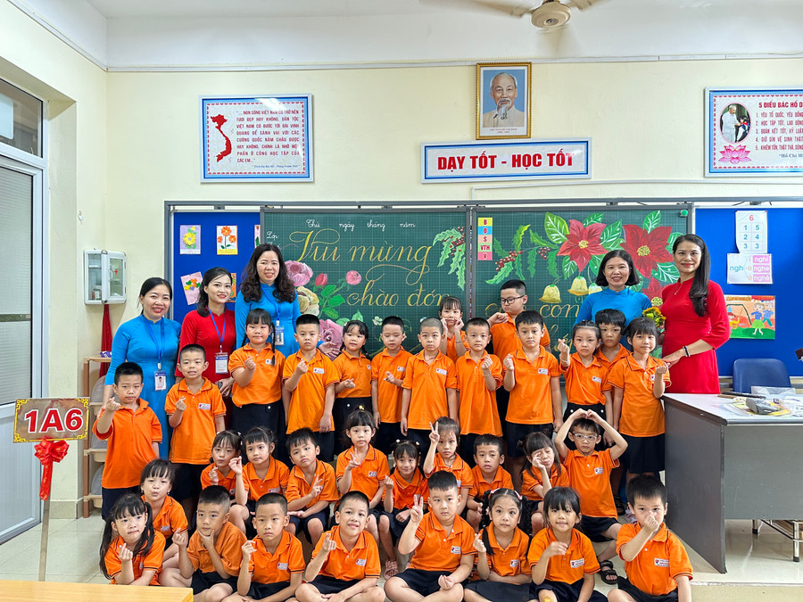 Cô trò Trường Tiểu học Ngô Gia Tự, quận Hồng Bàng trong ngày tựu trường.