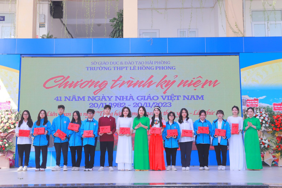 Thầy cô giáo biểu dương, ghi nhận những đóng góp của các lớp trong hoạt động phong trào.