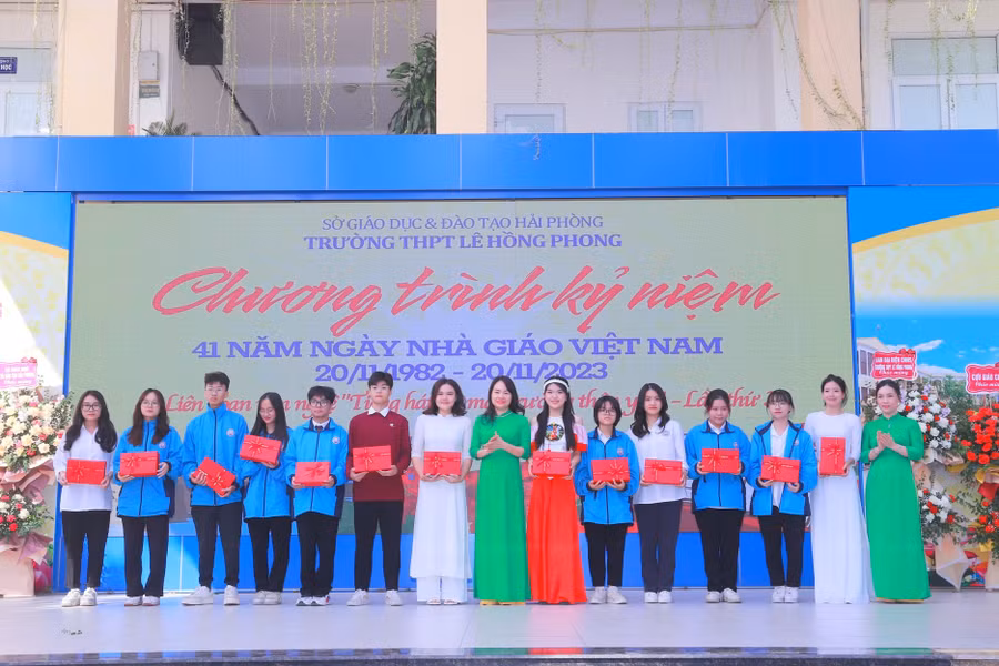 Thầy cô giáo biểu dương, ghi nhận những đóng góp của các lớp trong hoạt động phong trào.