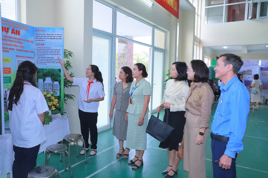 Lãnh đạo quận Hồng Bàng thăm quan các gian dự án.