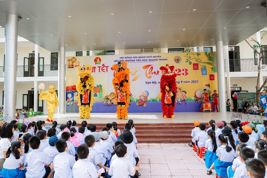 Đội Lân Sư Rồng mang đến chương trình ý nghĩa cho thiếu nhi. Đội Lân Sư Rồng mang đến chương trình ý nghĩa cho thiếu nhi.