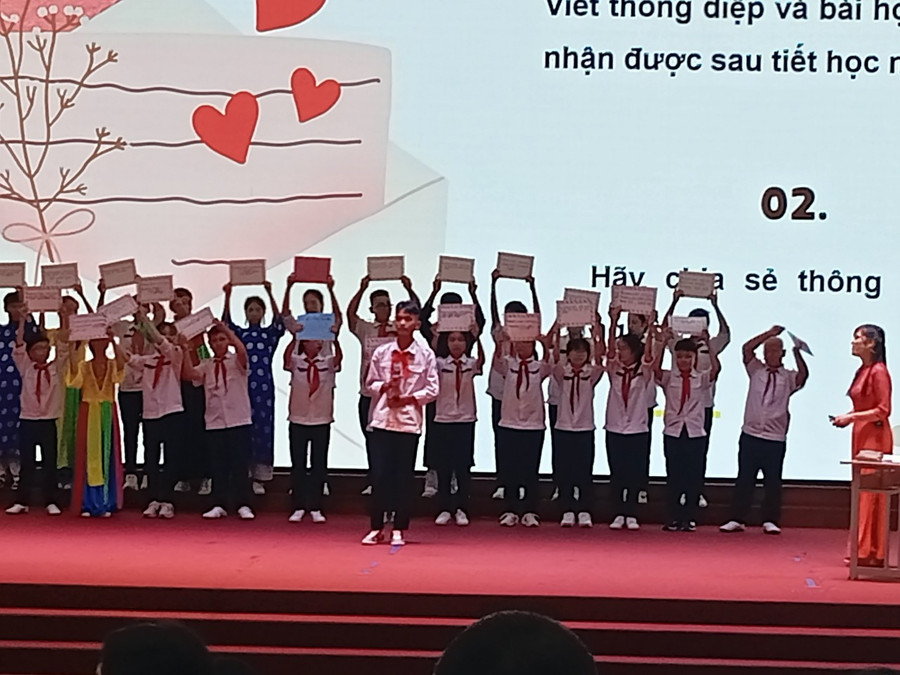 Học sinh hào hứng với tiết học.