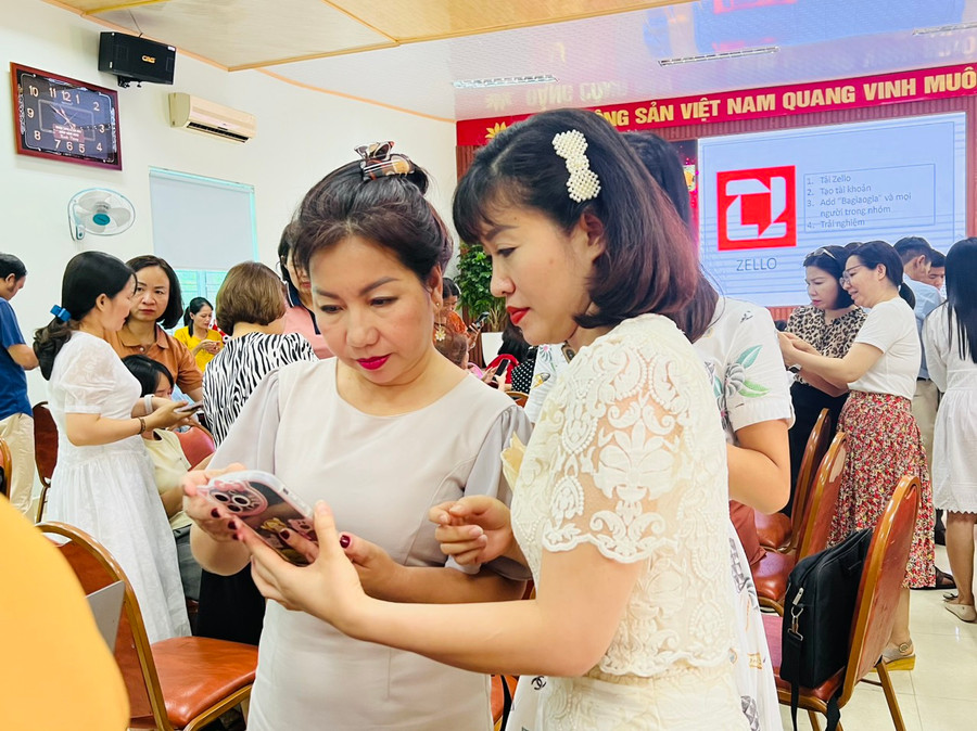 Chuyên gia Giáo dục toàn cầu Tô Thuỵ Diễm Quyên hướng dẫn học viên cách đăng nhập phần mềm hữu ích.