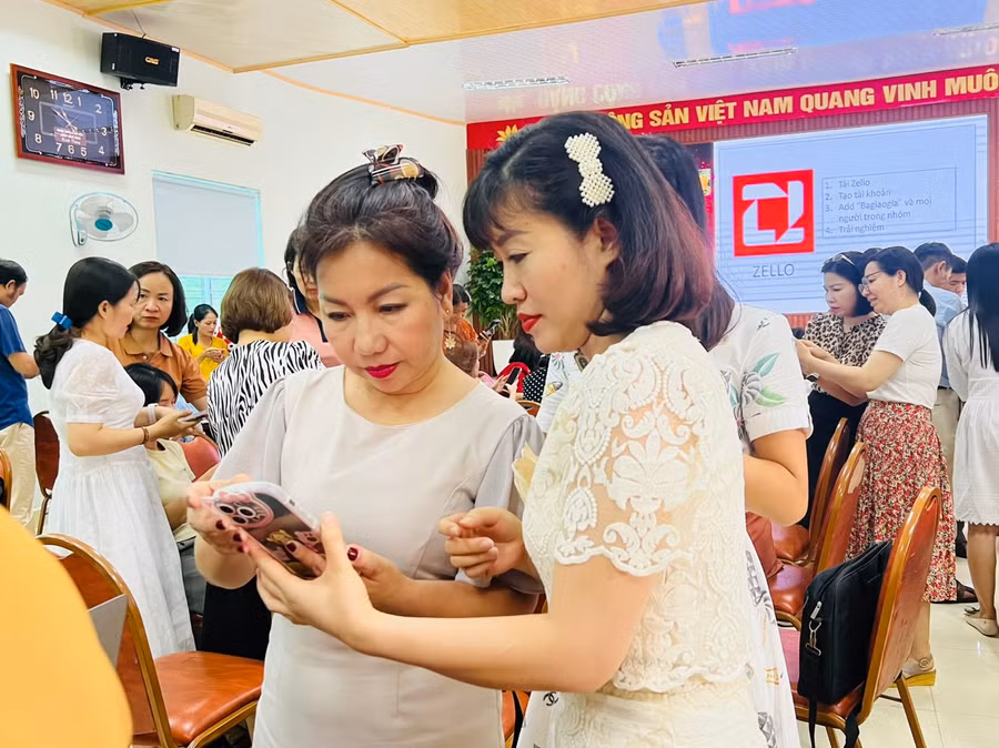 Chuyên gia Giáo dục toàn cầu Tô Thuỵ Diễm Quyên hướng dẫn học viên cách đăng nhập phần mềm hữu ích.