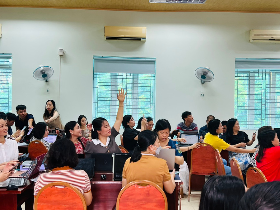 Giáo viên nhà trường tích cực học tập và tương tác tạo nên hiệu quả của buổi tập huấn.