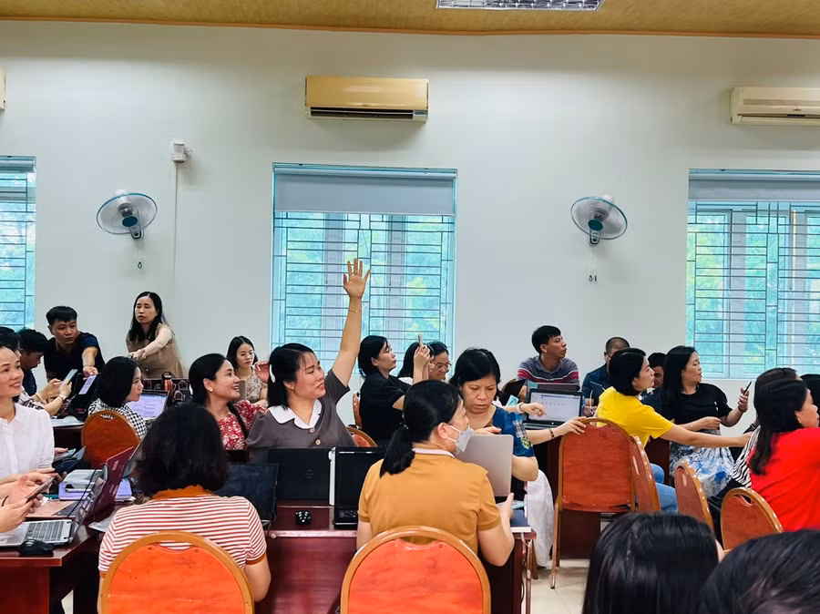 Giáo viên nhà trường tích cực học tập và tương tác tạo nên hiệu quả của buổi tập huấn.