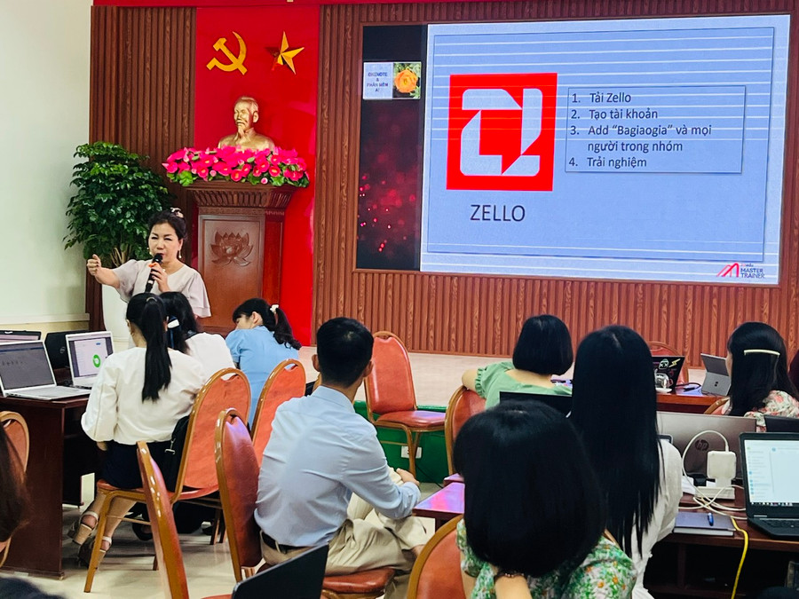 Cô Diễm Quyên có bài nói chuyện về hành trình công việc mà bản thân cô đã trải qua để truyền động lực cho giáo viên nhà trường.