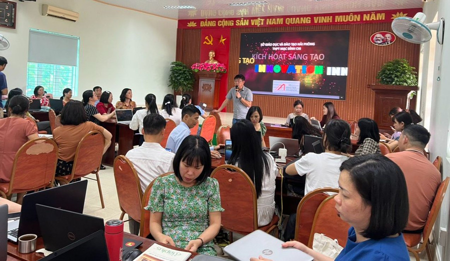 90 cán bộ giáo viên của nhà trường tham gia tập huấn.