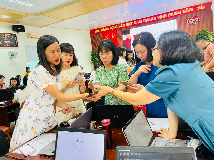 Thầy cô cùng nhau chia sẻ thông tin và cài đặt phần mềm hữu dụng.