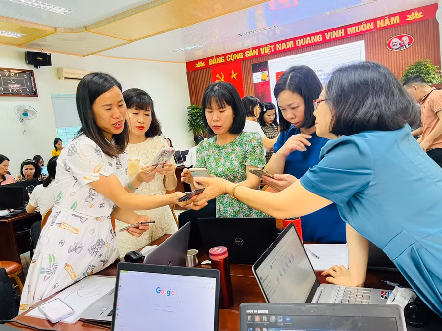 Thầy cô cùng nhau chia sẻ thông tin và cài đặt phần mềm hữu dụng.