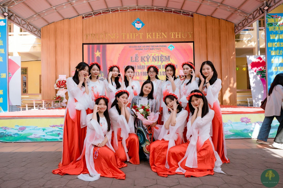 Cô trò Trường THPT Kiến Thuỵ hân hoan ngày Nhà giáo Việt Nam. Cô trò Trường THPT Kiến Thuỵ hân hoan ngày Nhà giáo Việt Nam.