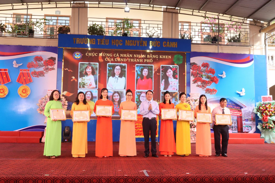 Giáo viên đạt thành tích cao được thành phố tặng Bằng khen.