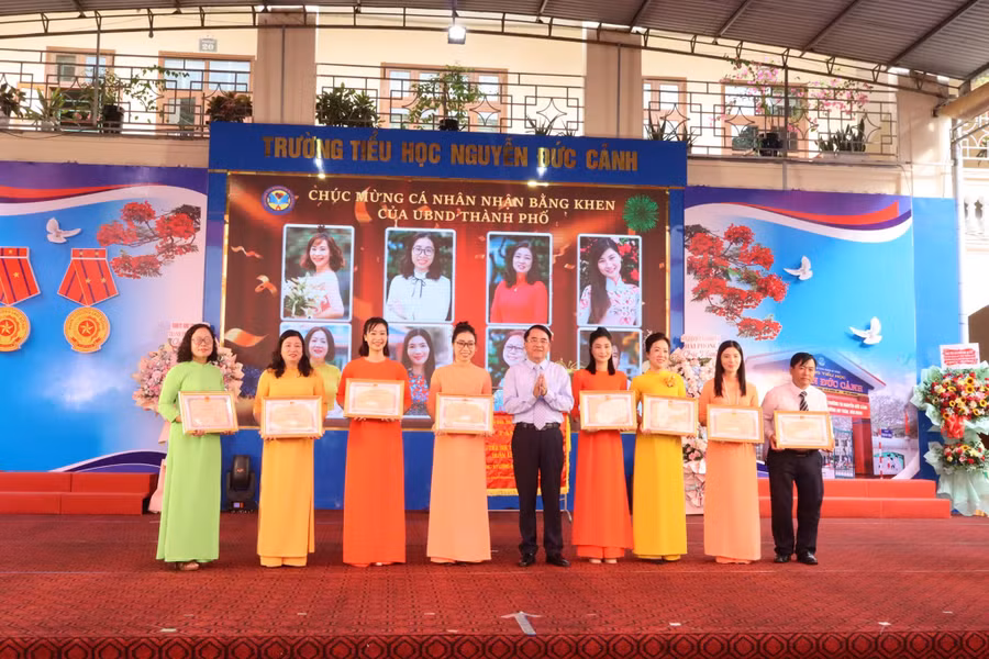 Giáo viên đạt thành tích cao được thành phố tặng Bằng khen.