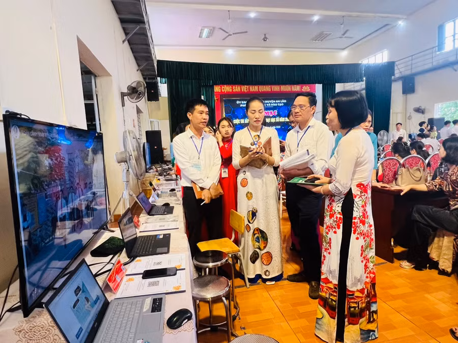 Ban Giám khảo chấm từng phần thi của giáo viên các nhà trường.