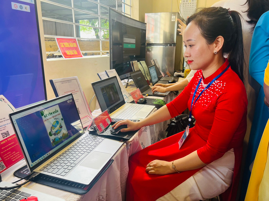 Cô Thơm cho rằng, việc thiết kế sách điện tử giúp trẻ học chủ đề nhanh hơn. Cô Thơm cho rằng, việc thiết kế sách điện tử giúp trẻ học chủ đề nhanh hơn.