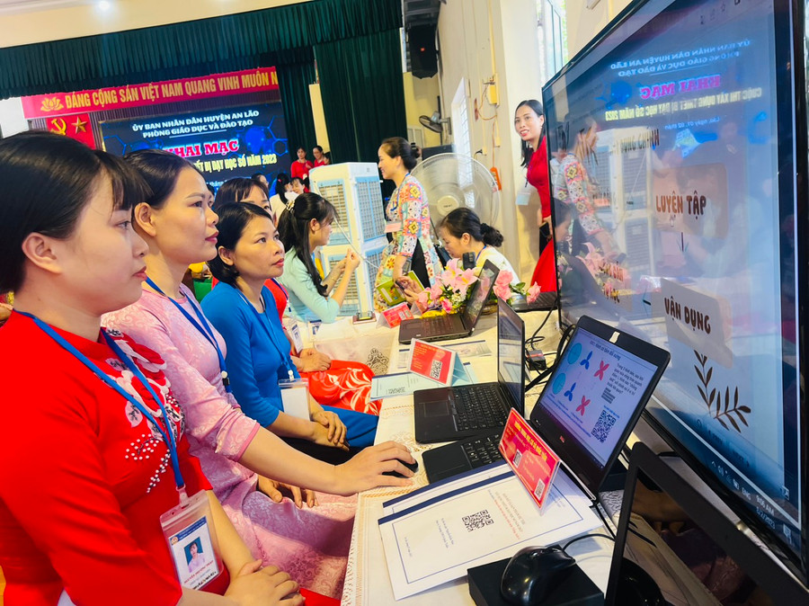 Giáo viên tham dự Hội thi với nhiều sản phẩm chất lượng. Giáo viên tham dự Hội thi với nhiều sản phẩm chất lượng.