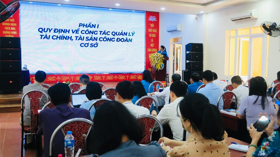 Chương trình tập huấn với sự tham gia đông đủ của cán bộ làm Công tác công đoàn.