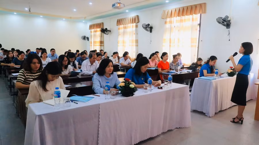 Cán bộ Công đoàn tập huấn nghiệp vụ kiểm tra, giám sát.