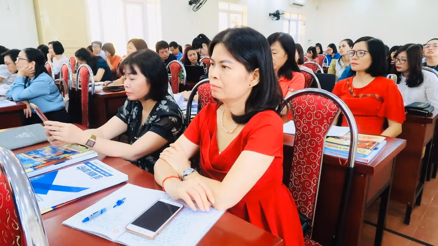 Cán bộ kế toán các trường THPT và đơn vị trực thuộc tập huấn công tác tài chính.