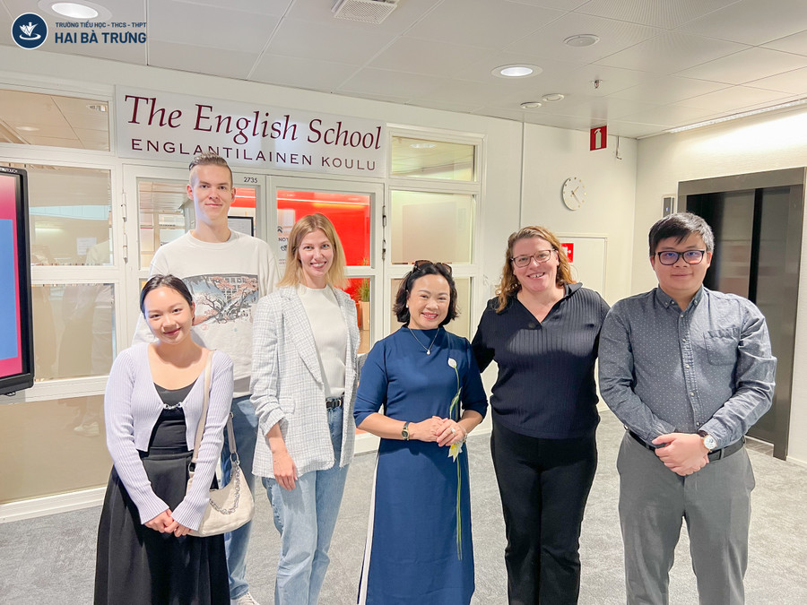 Lãnh đạo Trường Hai Bà Trưng tham quan trường song ngữ The English School. Lãnh đạo Trường Hai Bà Trưng tham quan trường song ngữ The English School.