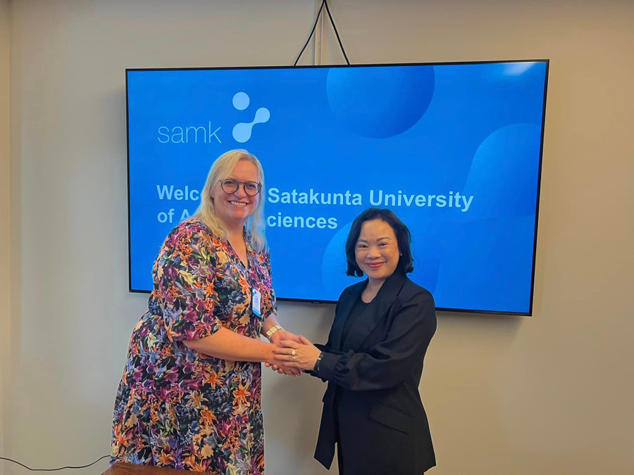 Bà Hoàng Thị Bình tham quan, làm việc tại Trường Đại học SAMK Campus. Bà Hoàng Thị Bình tham quan, làm việc tại Trường Đại học SAMK Campus.