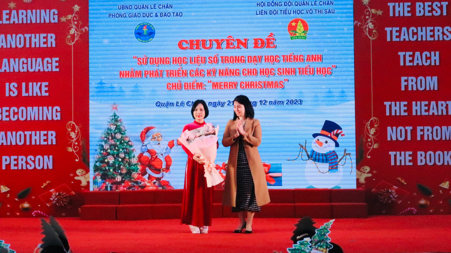 Lãnh đạo phòng GD&ĐT tặng hoa cô giáo thực hiện chuyên đề. Lãnh đạo phòng GD&ĐT tặng hoa cô giáo thực hiện chuyên đề.