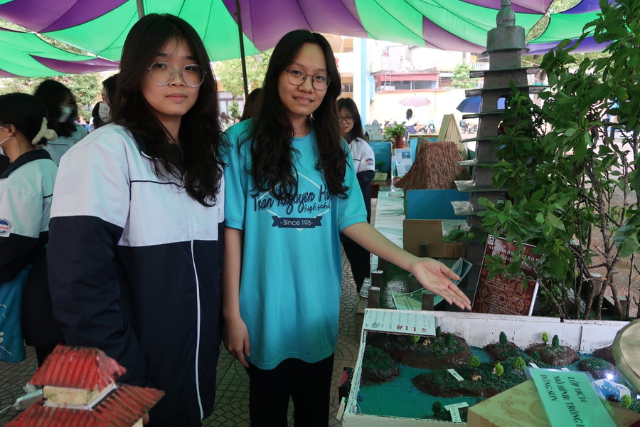 La bàn lịch sử trận Bạch Đằng Giang năm 938 bằng các vật liệu tái chế. La bàn lịch sử trận Bạch Đằng Giang năm 938 bằng các vật liệu tái chế.