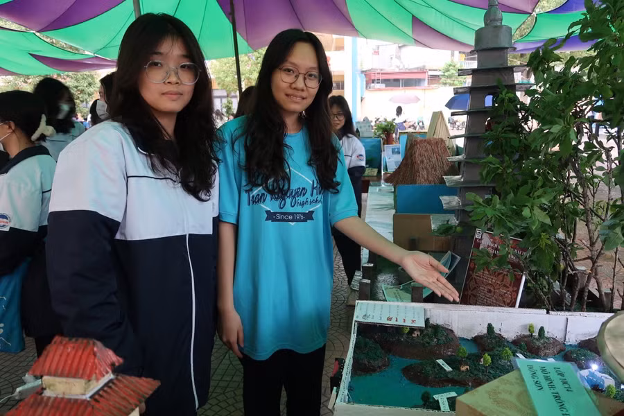 La bàn lịch sử trận Bạch Đằng Giang năm 938 bằng các vật liệu tái chế.