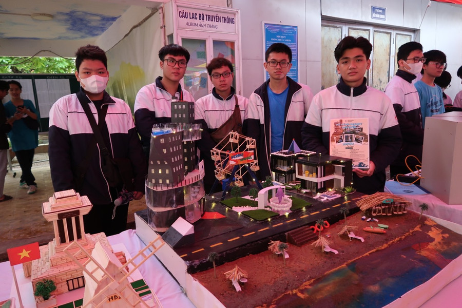 Trong không gian triển lãm các sản phẩm STEM của học sinh Trường THPT Trần Nguyên Hãn còn rất nhiều sản phẩm chất lượng. Trong không gian triển lãm các sản phẩm STEM của học sinh Trường THPT Trần Nguyên Hãn còn rất nhiều sản phẩm chất lượng.