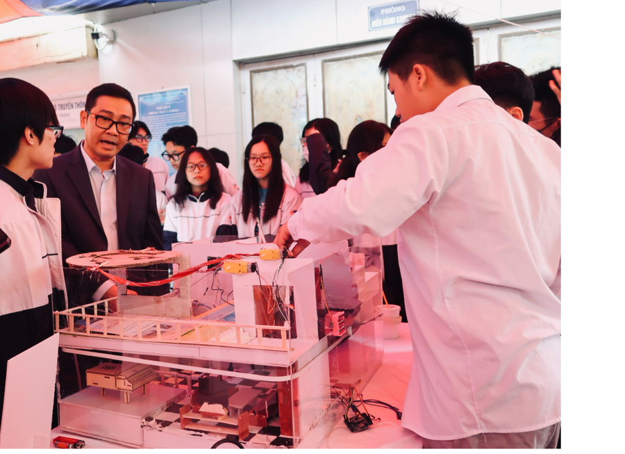 Ngày Hội STEM "Sáng tạo để sáng tạo" của thầy trò Trường THPT Trần Nguyên Hãn. Ngày Hội STEM "Sáng tạo để sáng tạo" của thầy trò Trường THPT Trần Nguyên Hãn.