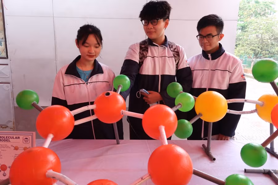 Mô hình mô hình phân tử trong hoá học từ nhựa tái chế của học sinh lớp 11B8, Trường THPT Trần Nguyên Hãn.