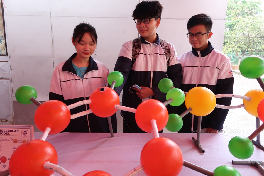 Mô hình mô hình phân tử trong hoá học từ nhựa tái chế của học sinh lớp 11B8, Trường THPT Trần Nguyên Hãn. Mô hình mô hình phân tử trong hoá học từ nhựa tái chế của học sinh lớp 11B8, Trường THPT Trần Nguyên Hãn.