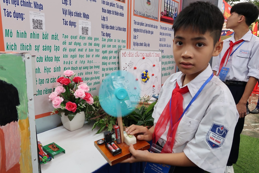 Học sinh huyện Cát Hải "khoe" sản phẩm STEM trong Ngày hội STEM cấp thành phố. Học sinh huyện Cát Hải "khoe" sản phẩm STEM trong Ngày hội STEM cấp thành phố.