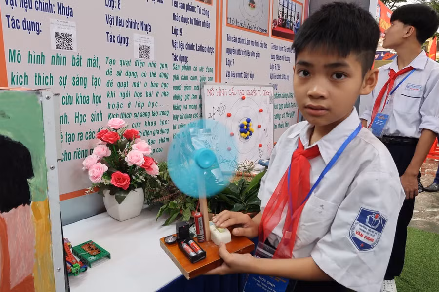 Học sinh huyện Cát Hải "khoe" sản phẩm STEM trong Ngày hội STEM cấp thành phố.