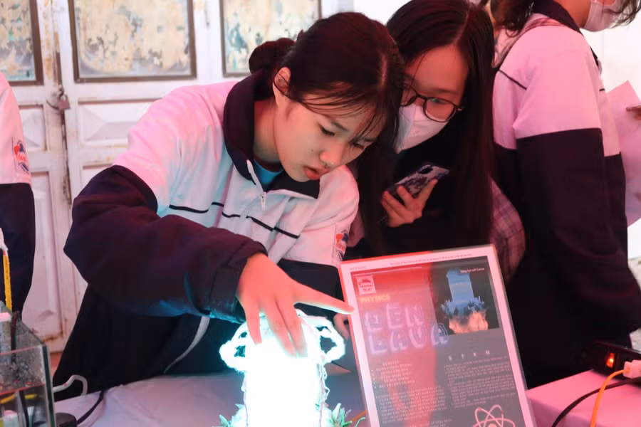 Học sinh Trường THPT Trần Nguyên Hãn với dự án STEM.
