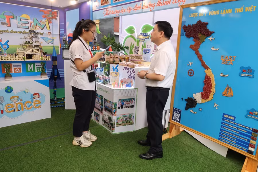 Gian trưng bày sản phẩm STEM của thầy trò quận Lê Chân trong Ngày hội STEM cấp thành phố.